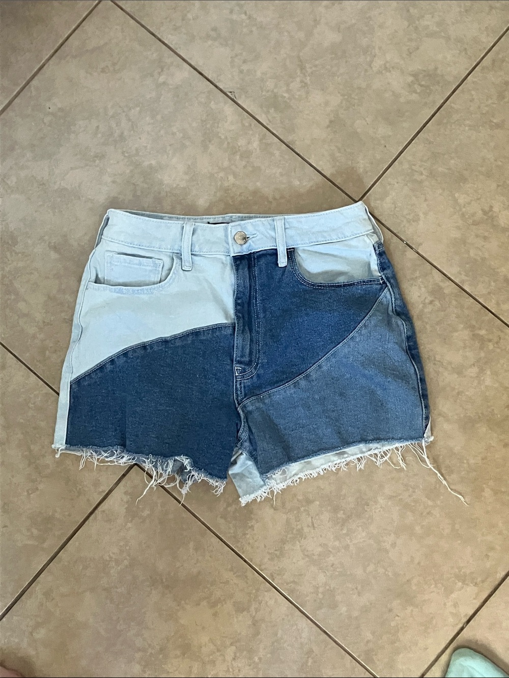 HOLLISTER Ultra High Rise Mom Shorts Size: W27/5